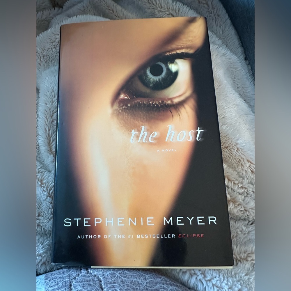 The Host by Stephenie Meyer (Hardcover)